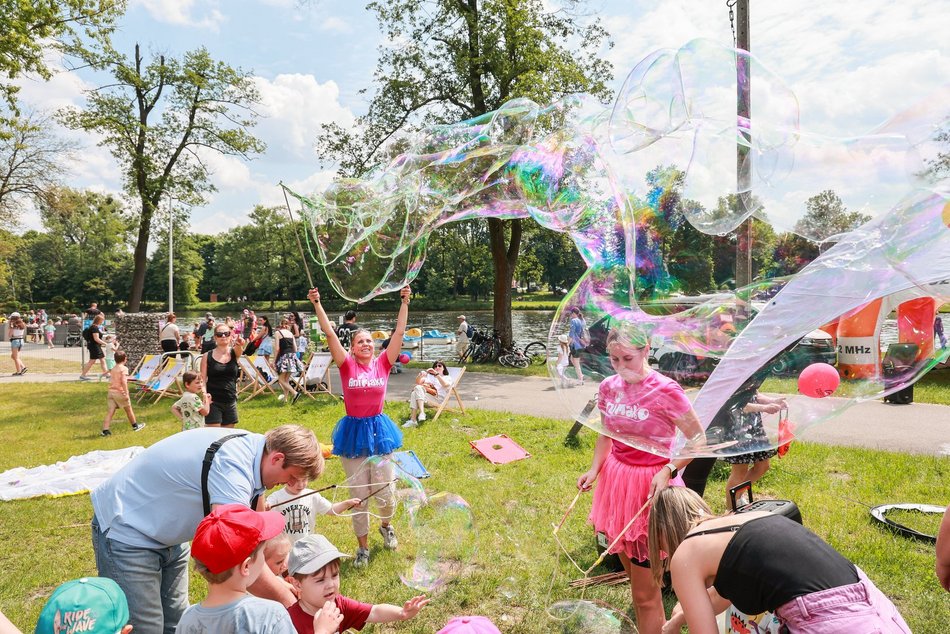 Łódź. Dzień Dziecka w parku na Młynku w Łodzi. Dmuchańce, alpaki i skutery wodne