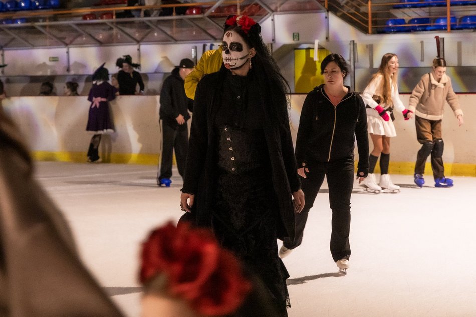 Łódź. Halloween na lodowisku Bombonierka w Łodzi. Królestwo duchów i zjaw na lodzie
