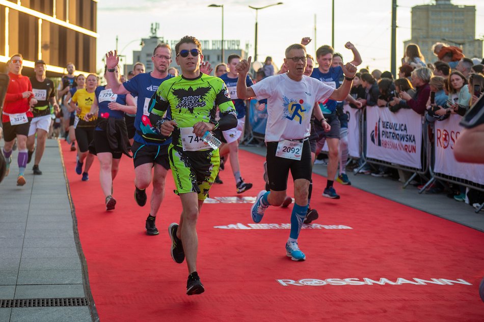 Łódź. Bieg Ulicą Piotrkowską Rossmann Run 2025 wystartował! Walka o życiowe rekordy