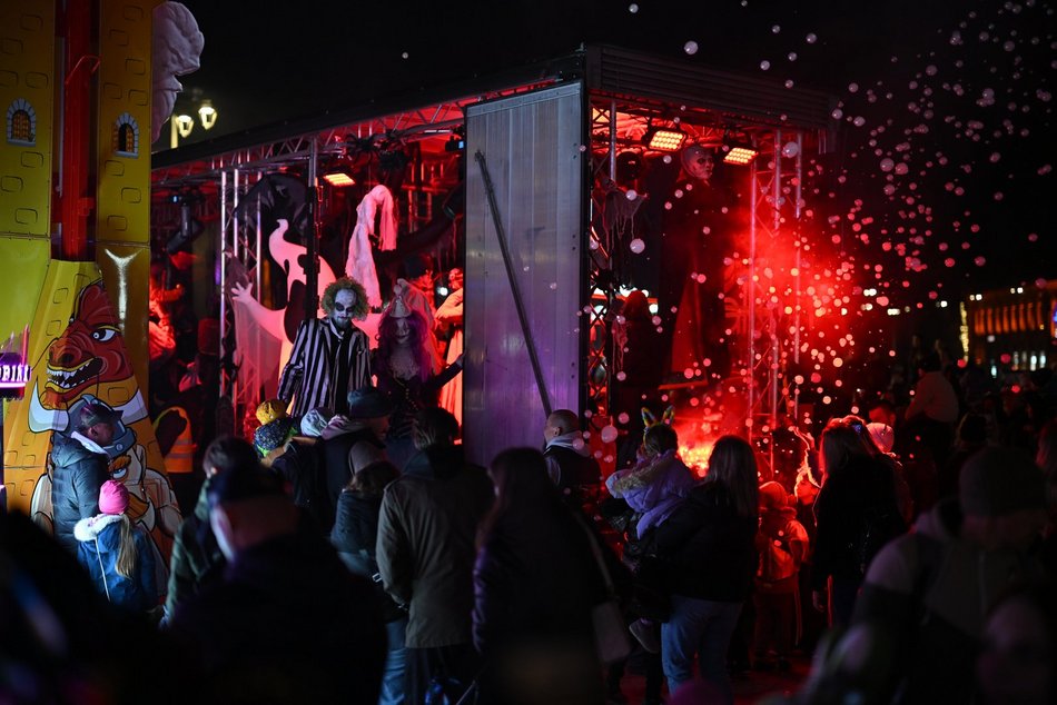 Łódź. Halloweenowa parada przeszła Piotrkowską w Łodzi. Tłumy duchów, czarownic i zombie!