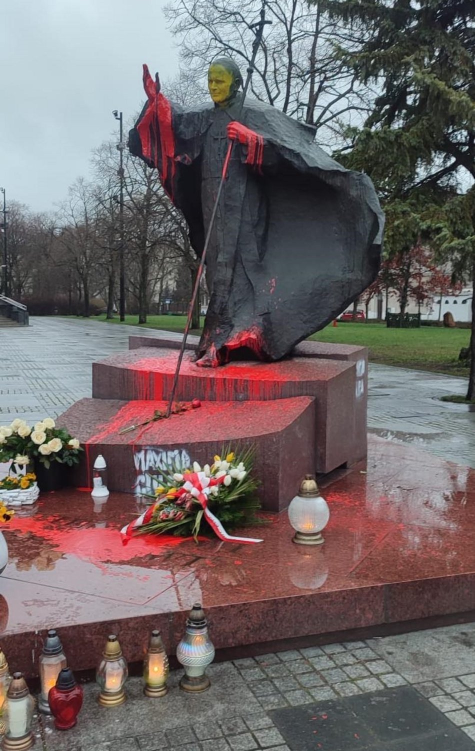 Pomnik papieża Jana Pawła II przed katedrą zalany czerwoną farbą