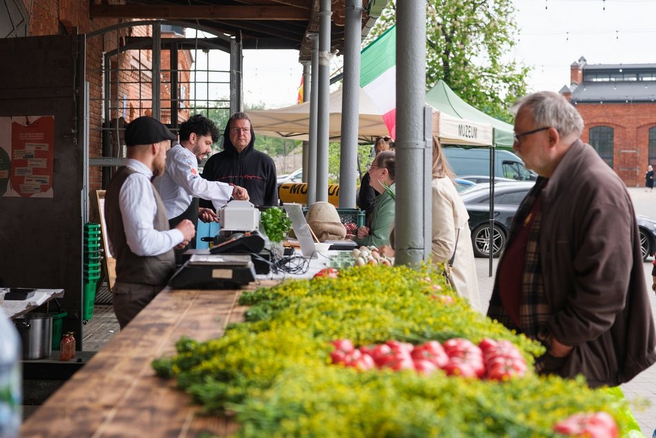 Łódź. Bazar smaku w Ogrodach Geyera w Łodzi przyciąga smakoszy! Zdrowa żywność dla każdego