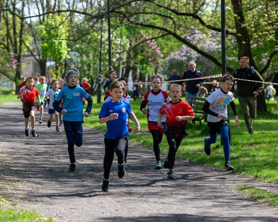 Łódź. XVII Bieg Olimpijczyków w parku Baden-Powella. Rywalizowali uczniowie szkół w Łodzi
