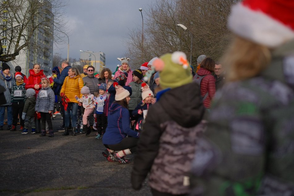 Łódź. Świąteczny bieg w parku Baden-Powella w Łodzi. Wspaniała atmosfera z nutą rywalizacji