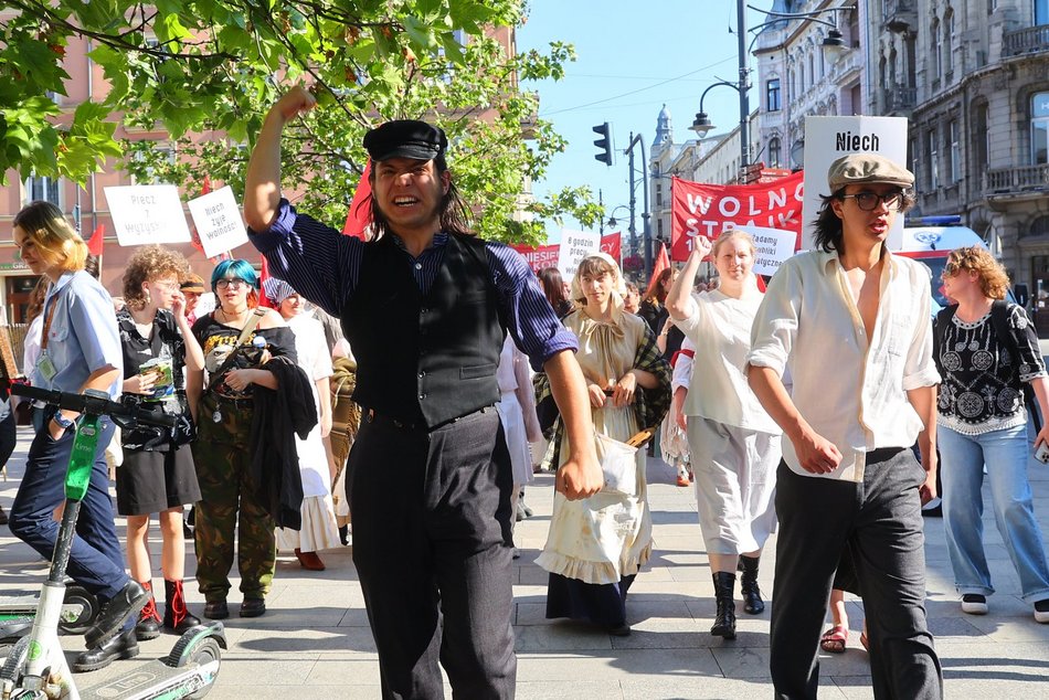 Marsz robotników podczas festiwalu REwolucja w Łodzi. Inscenizacja aktorów Teatru Chorea