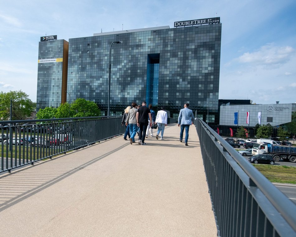 Łódź. Kładka nad al. Mickiewicza w Łodzi