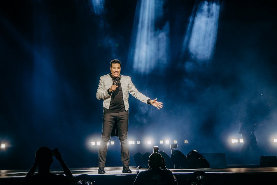 Łódź. Lionel Richie w Łodzi. Ponadczasowe hity porwały publiczność w Atlas Arenie