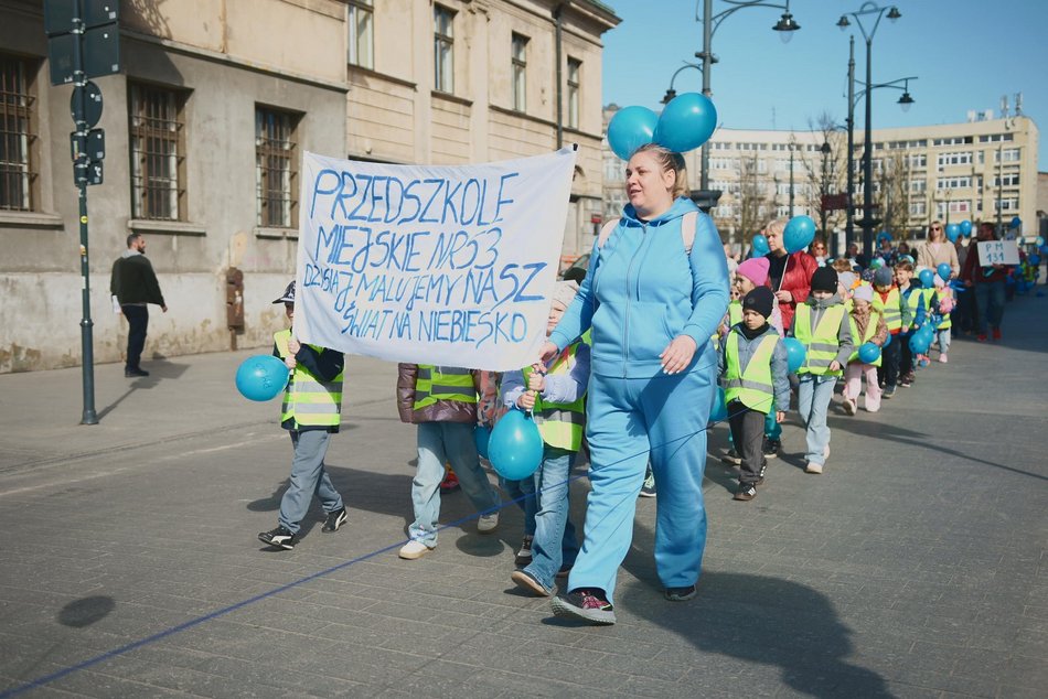 Łódź. Światowy Dzień Autyzmu. Przedszkolaki przemaszerowały Piotrkowską!