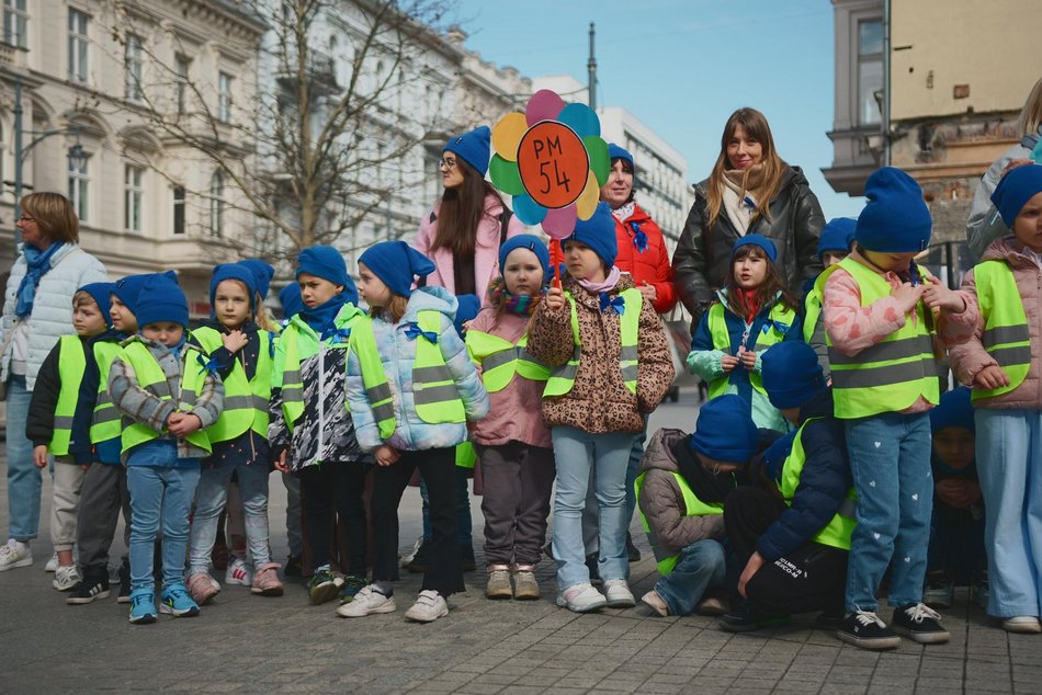 Łódź. Światowy Dzień Autyzmu. Przedszkolaki przemaszerowały Piotrkowską!