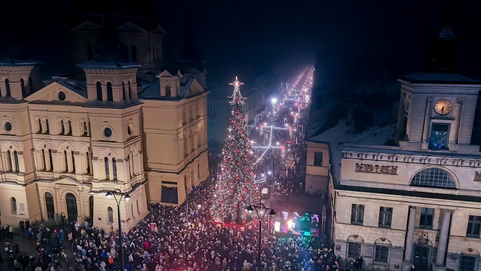 Choinka na Piotrkowskiej w Łodzi już świeci! Tłumy łodzian na placu Wolności