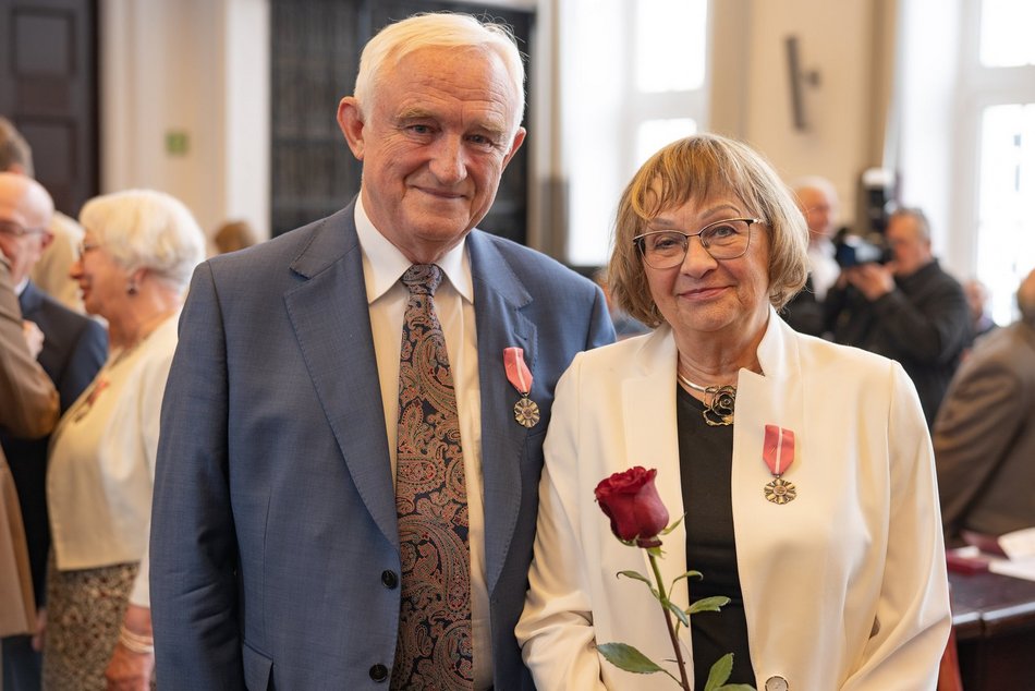 Łódź. Medale za długoletnie pożycie małżeńskie. Rekordziści świętują 63-lecie!
