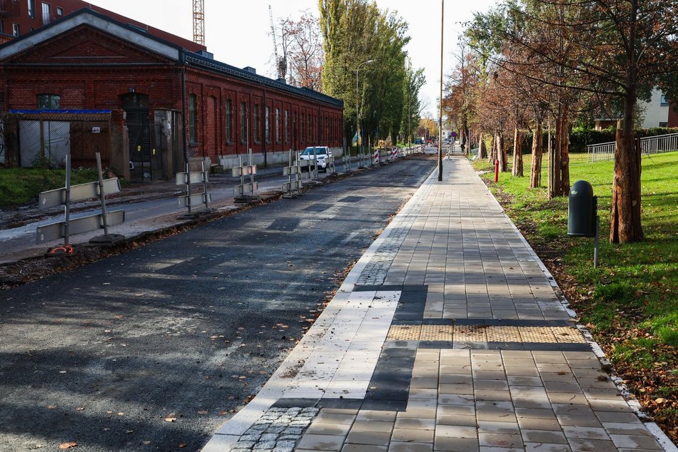 Remont Tymienieckiego w Łodzi. Widać już nowy asfalt, gotowy jest też nowy chodnik