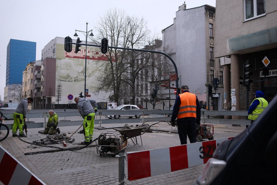 Łódź. Remont skrzyżowania Nawrot i Sienkiewicza w Łodzi. Drogowcy naprawiają jezdnię