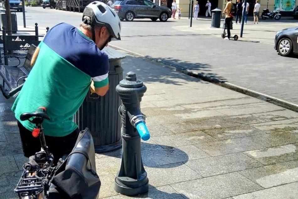 Nowe zraszacze na Piotrkowskiej. ZWiK Łódź testuje sprzęt przynoszący ulgę w upały