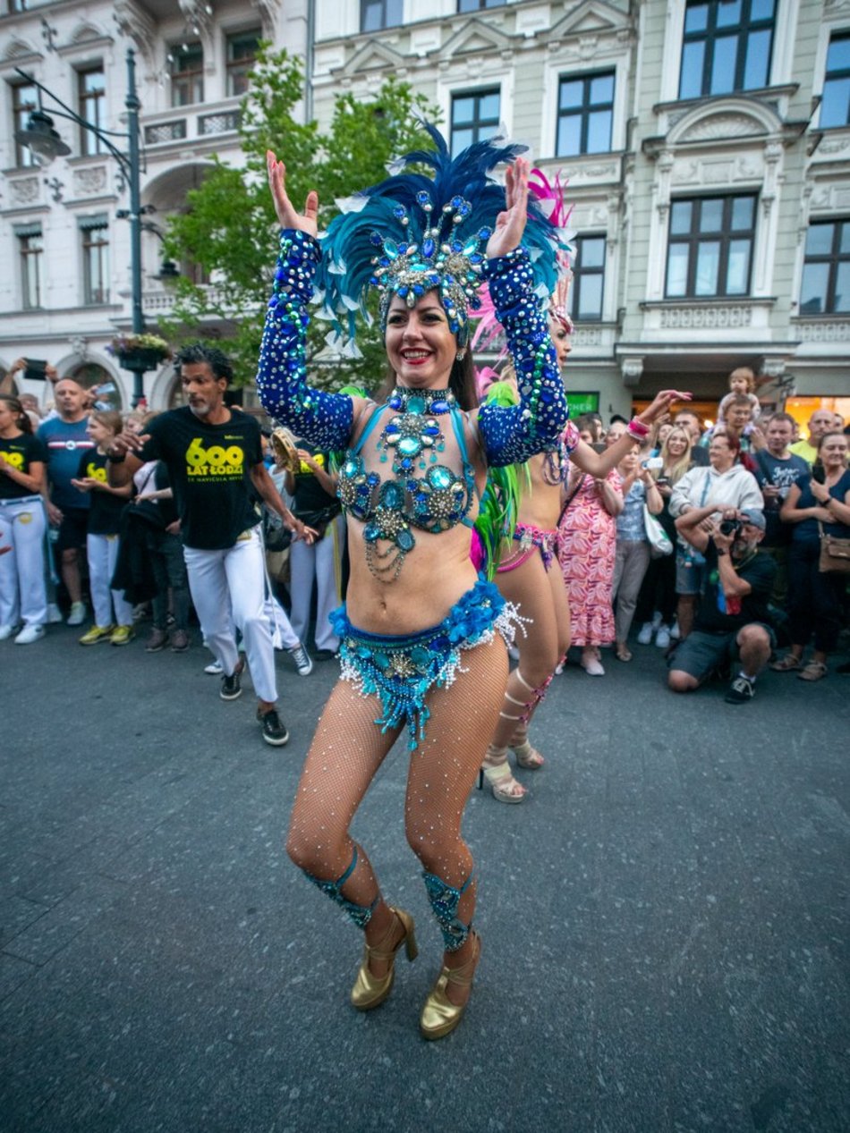 ludzie tańczący sambę na ulicy