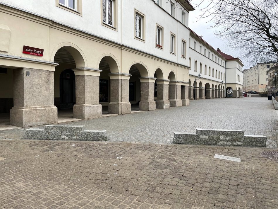 Stary Rynek po remoncie - zabezpieczenie przed wjazdem samochodów