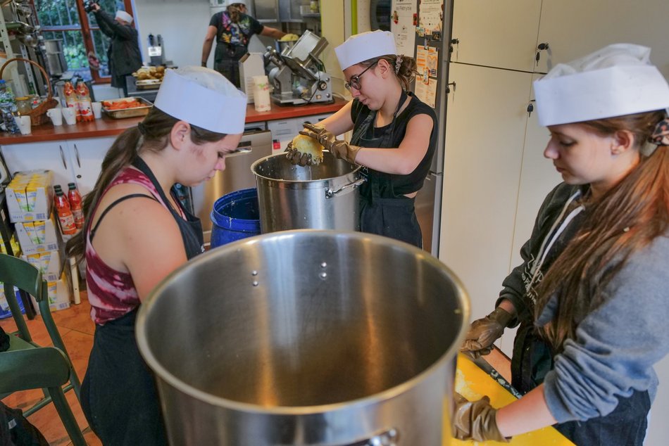 Miejska Wigilia dla osób samotnych w Łodzi 2024. Przygotowuje ją 25 wolontariuszy