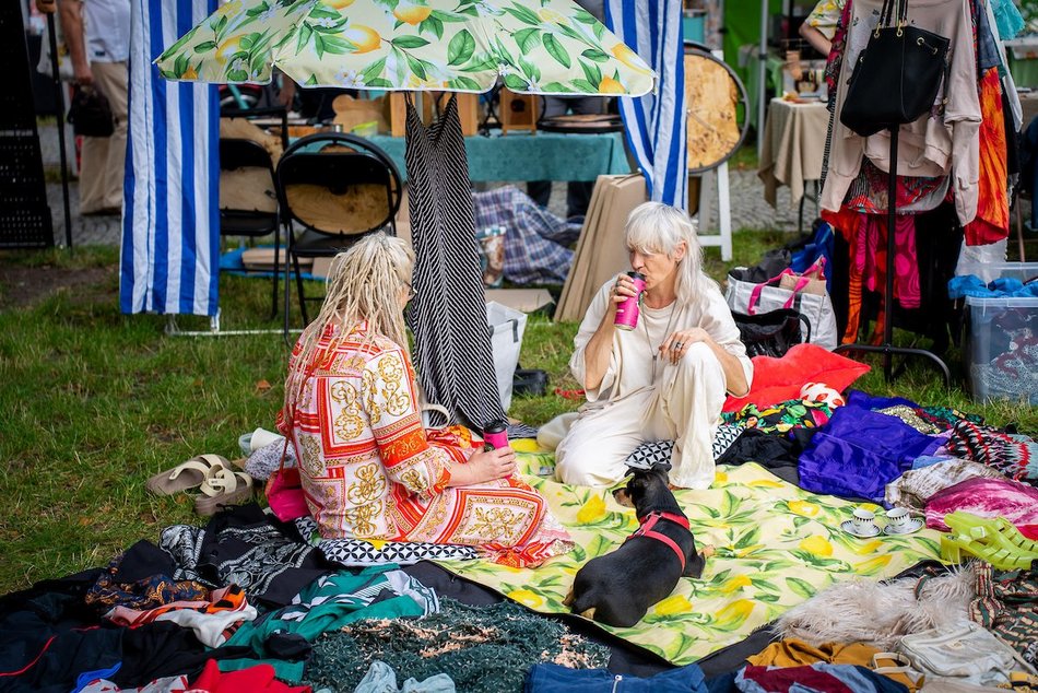 Łódź. Lipcowy targ staroci na Księżym Młynie. Miłośnicy rzeczy z duszą nie zawiedli