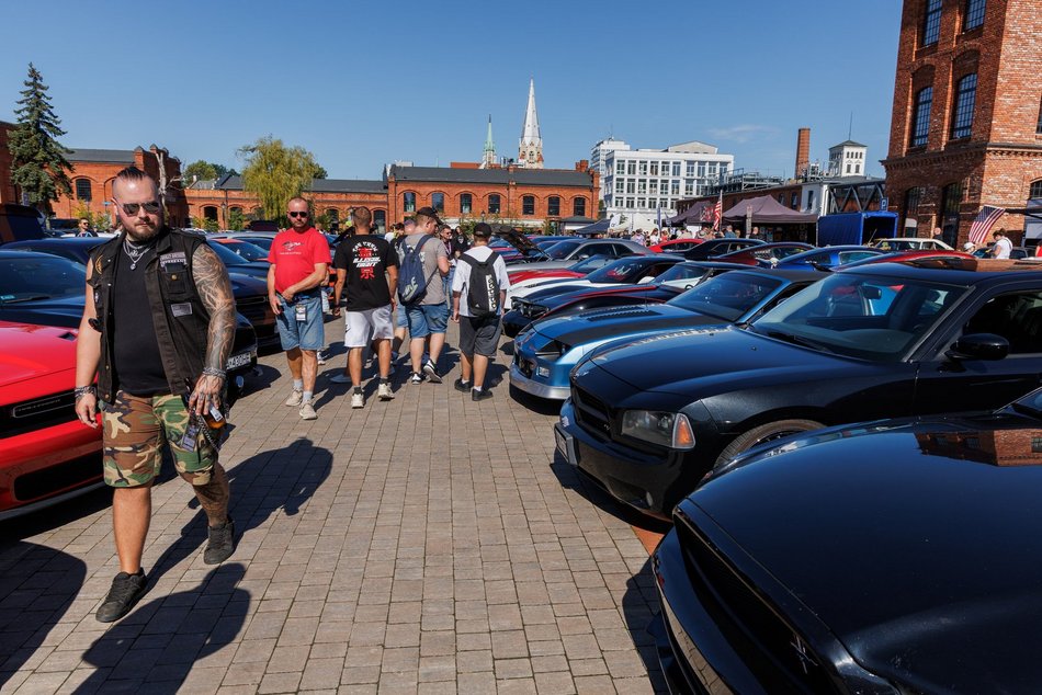 Łódź. Zlot amerykańskich samochodów w Łodzi. Prawdziwe perły motoryzacji