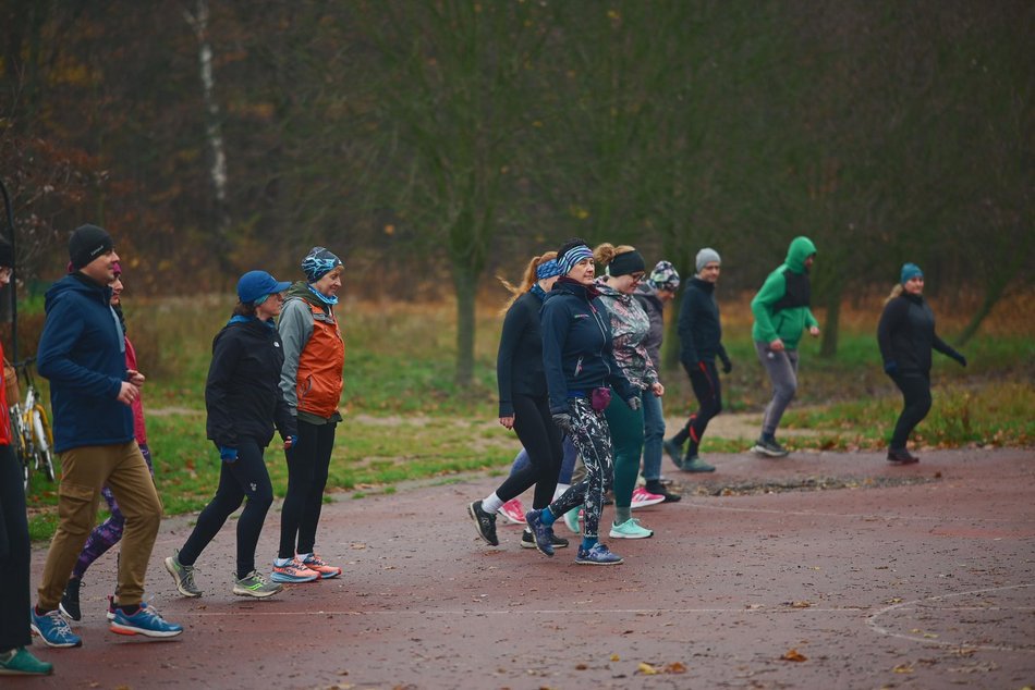 Łódź. Slow jogging w parku Julianowskim. Biegaczom z Łodzi niestraszna jesienna aura