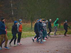 Łódź. Slow jogging w parku Julianowskim. Biegaczom z Łodzi niestraszna jesienna aura