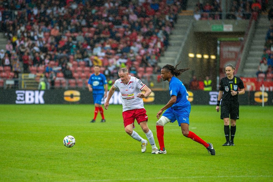Łódź. Mecz Gwiazd w Łodzi. Na murawie Boniek, Krzynówek, Krychowiak