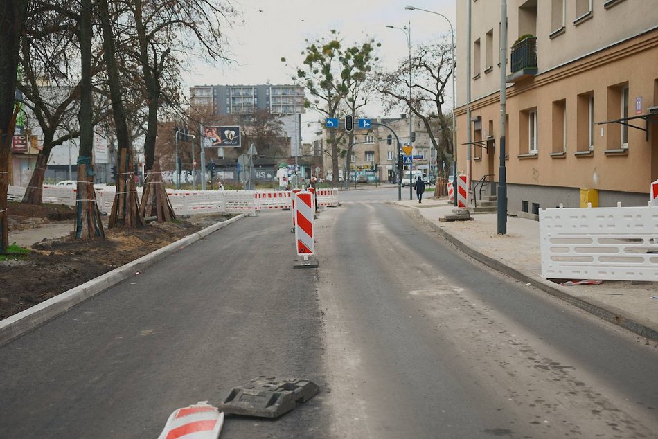 Łódź. Drogowcy ułożyli już nową nawierzchnię jezdni na Lutomierskiej