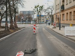Łódź. Drogowcy ułożyli już nową nawierzchnię jezdni na Lutomierskiej
