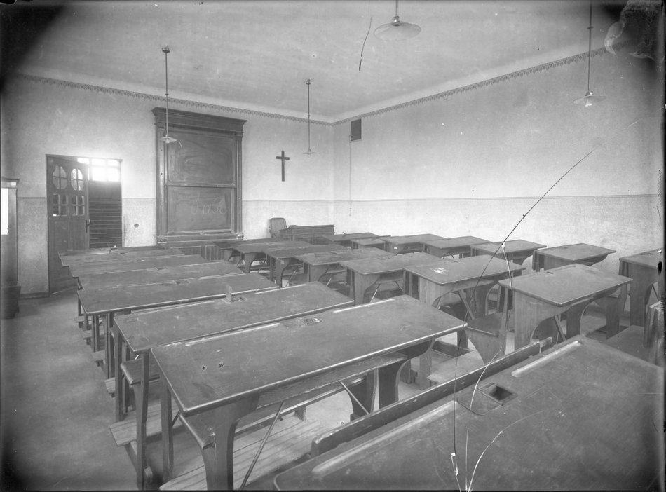 Wnętrze klasy w Prywatnym Gimnazjum i Liceum Męskim Zgromadzenia Kupców m. Łodzi