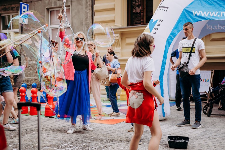 dzieci podczas zabawy