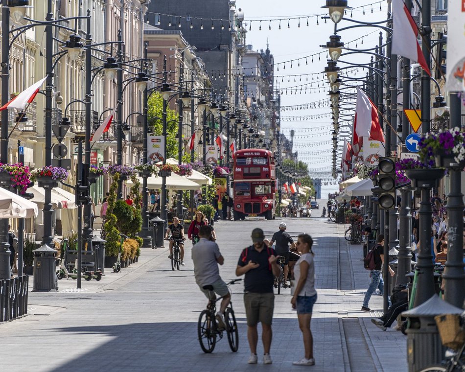 ludzie w centrum miasta