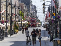 ludzie w centrum miasta