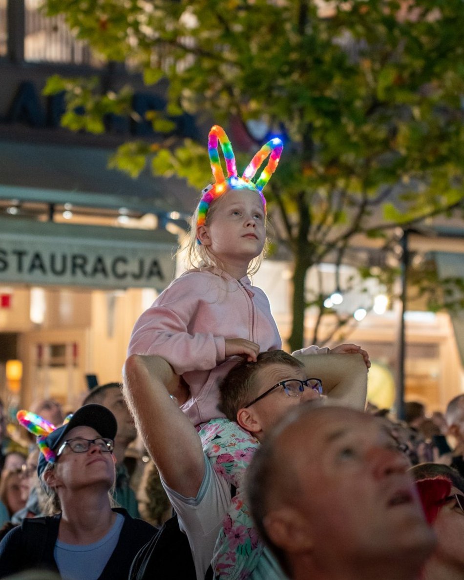 ludzie na festiwalu światła w Łodzi