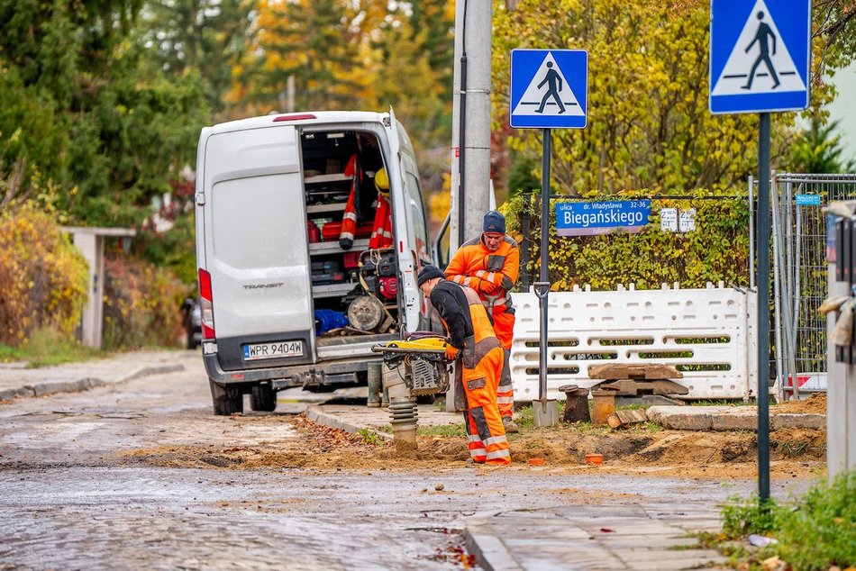 Łódź. Remont Biegańskiego w Łodzi. Trwa demontaż starej nawierzchni