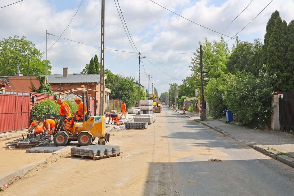Łódź. Remonty dróg na Chojnach w Łodzi. Postępy prac na Tuszyńskiej, Dachowej i Trębackiej