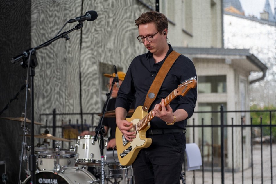 Granie w bramie w Łodzi. Kameralny koncert zespołu Superhive za nami!