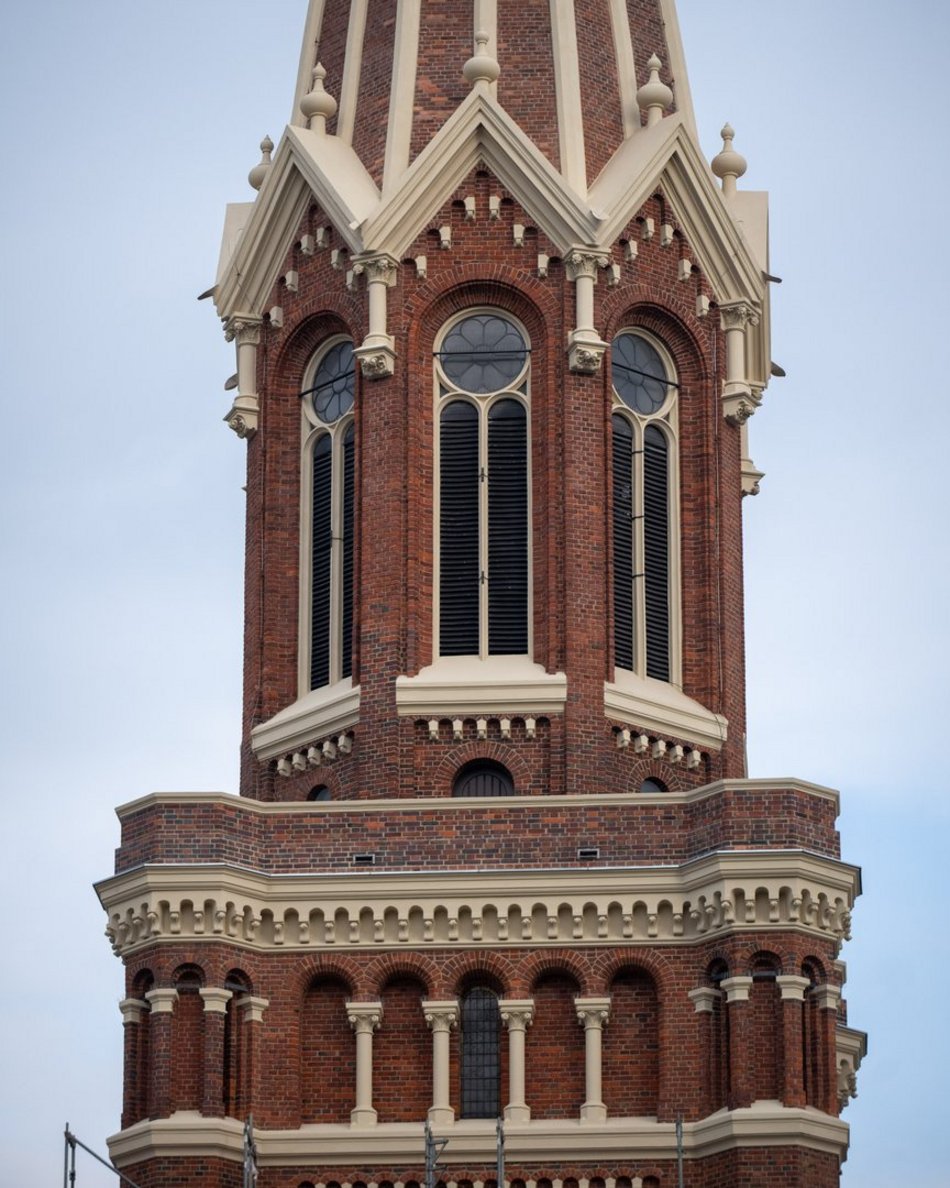 Kościół przy Sienkiewicza w Łodzi po remoncie. Jego wieże znów lśnią