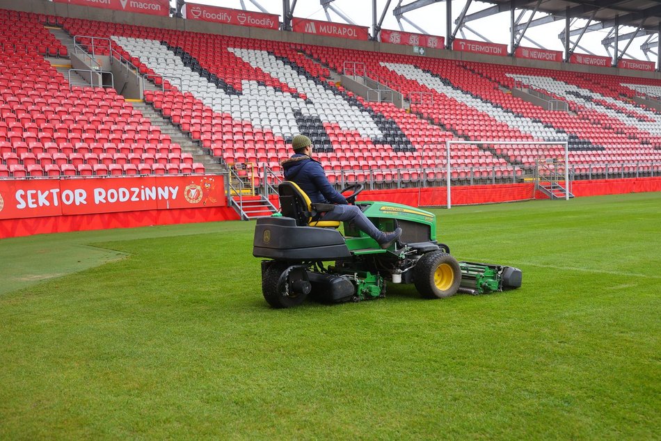 Łódź. Zima na stadionach w Łodzi. Jak MAKiS dba o murawy przy al. Piłsudskiego i al. Unii?