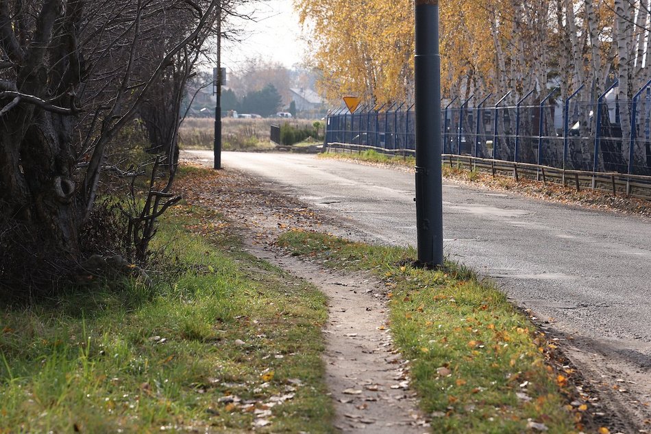 Łódź. Nowy chodnik na Lodowej w Łodzi. Ułatwi dojście do zakładów pracy