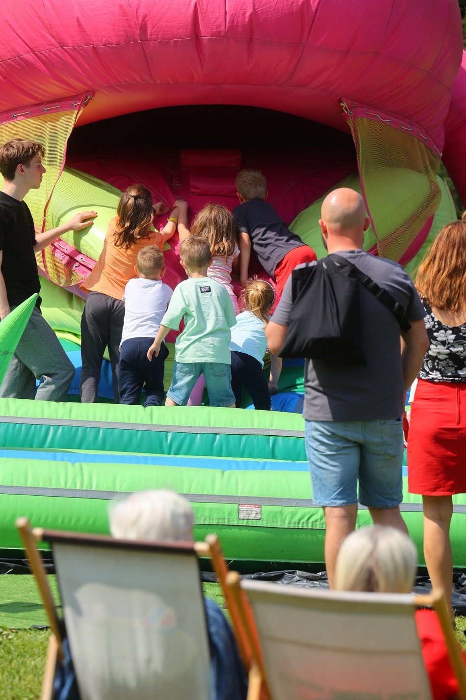 Łódź. Piknik na Młynku w Łodzi. Dmuchańce, alpaki, gigantyczne kręgle i rowery wodne