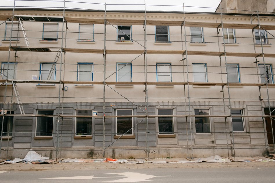 Rewitalizacja przy Tuwima. Niepozorna kamienica już cała w rusztowaniach!