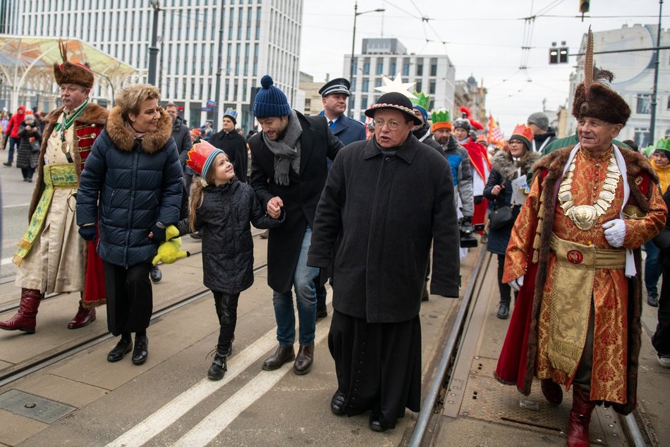 Orszak Trzech Króli w Łodzi. Tłumy łodzian świętowały w kolorowym pochodzie [ZDJĘCIA]