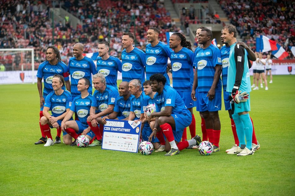 Łódź. Mecz Gwiazd w Łodzi. Na murawie Boniek, Krzynówek, Krychowiak