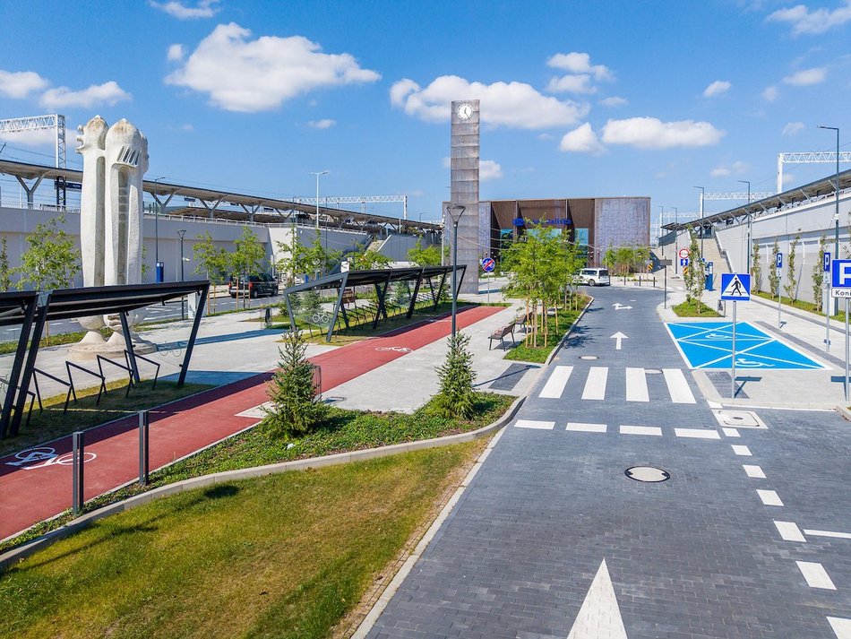 Łódź. Skwer przed dworcem Łódź Kaliska robi wrażenie! Tak zielono tam jeszcze nie było