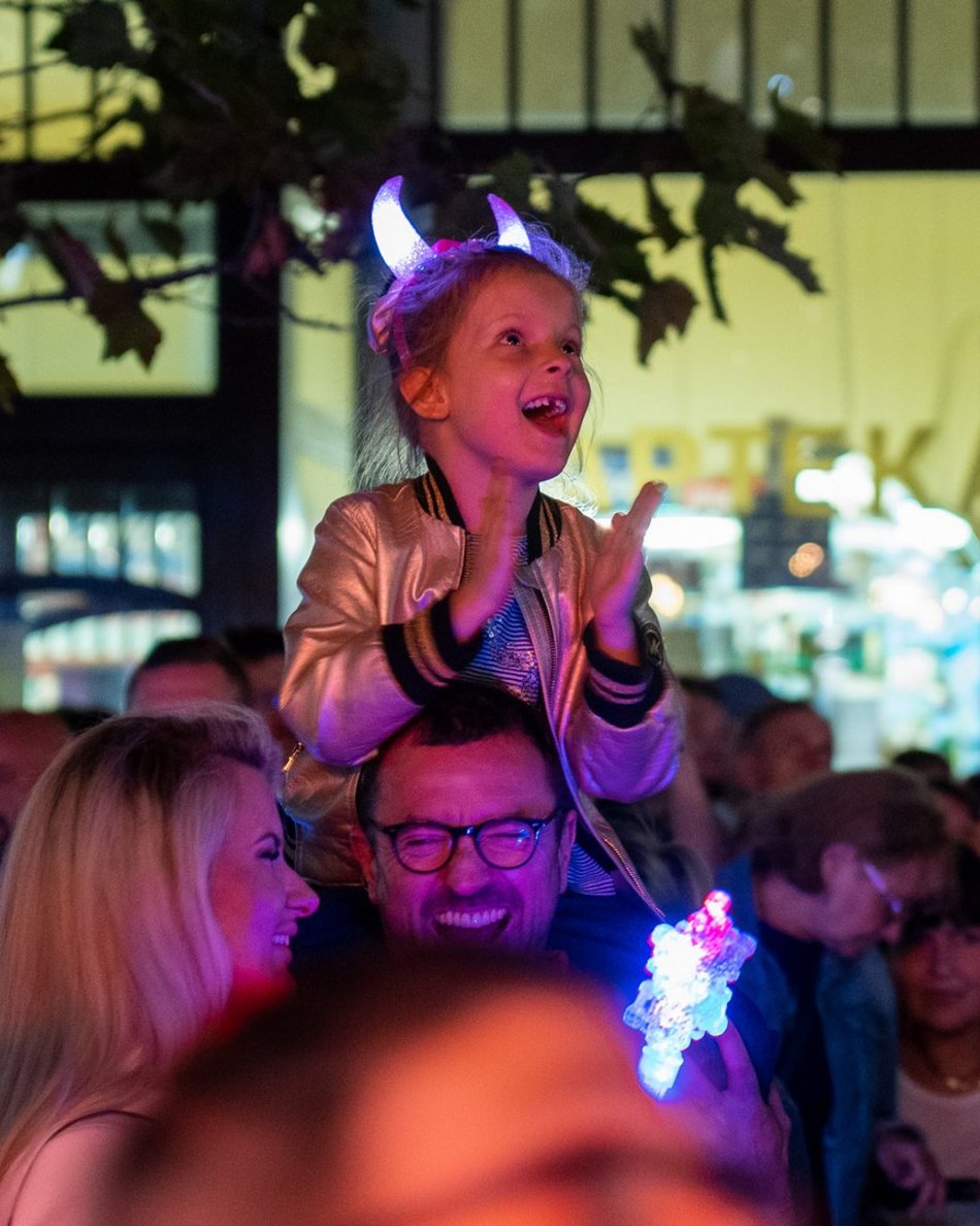 ludzie na festiwalu światła w Łodzi