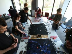 ludzie grają w grę planszową