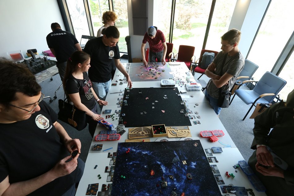 ludzie grają w grę planszową