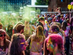 ludzie obrzuceni kolorowym proszkiem