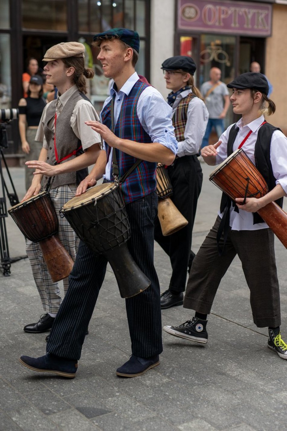 ludzie w strojach folkowych na ulicy