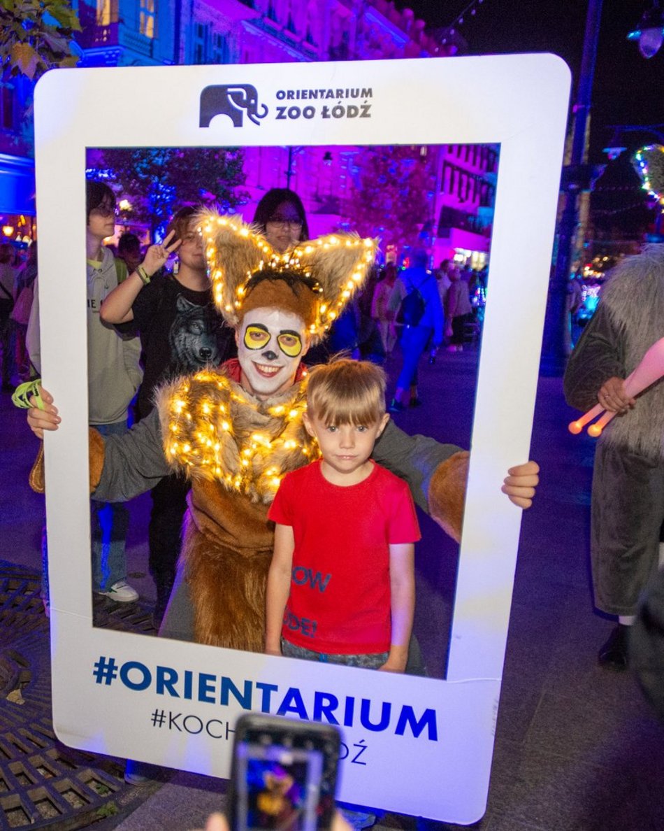 ludzie na festiwalu światła w Łodzi